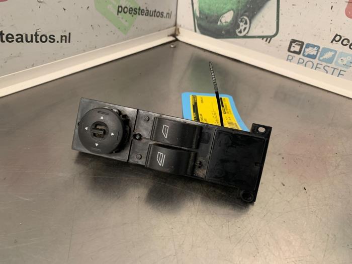 Usados Interruptor de ventanilla eléctrica Ford Focus 2 1.6 TDCi 16V 110 Precio € 20,00 Norma de margen ofrecido por Autodemontagebedrijf R. Poeste B.V.