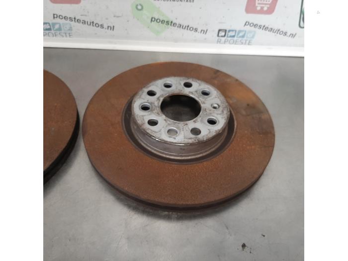Front brake disc from a Volkswagen Tiguan (AD1) 1.5 TSI 16V Evo BlueMotion Technology 2019