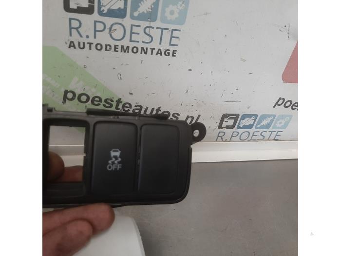 Używane Przelacznik ESP Honda Insight (ZE2) 1.3 16V VTEC Cena € 12,00 Procedura marży oferowane przez Autodemontagebedrijf R. Poeste B.V.