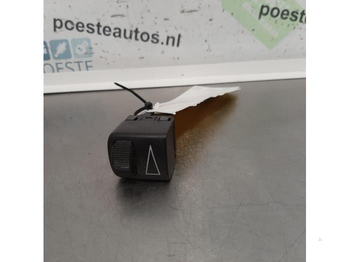Używane Sciemniacz kokpitowy Saab 9-3 I (YS3D) 2.0,S 16V Cena € 10,00 Procedura marży oferowane przez Autodemontagebedrijf R. Poeste B.V.