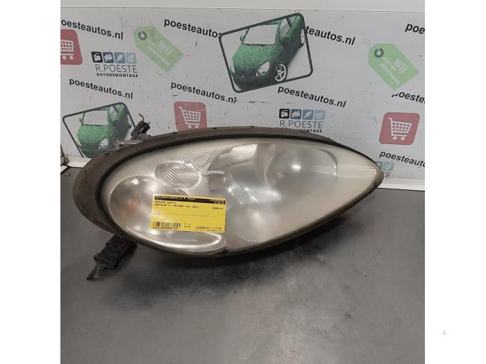 Używane Reflektor prawy Chrysler PT Cruiser 2.0 16V Cena € 20,00 Procedura marży oferowane przez Autodemontagebedrijf R. Poeste B.V.