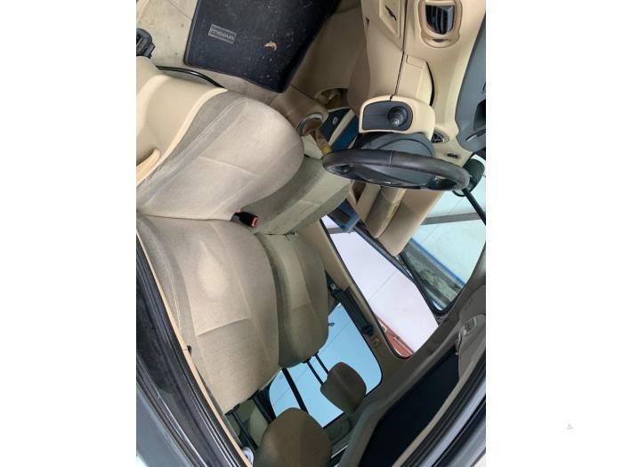 Używane Fotel prawy Renault Modus/Grand Modus (JP) 1.4 16V Cena € 85,00 Procedura marży oferowane przez Autodemontagebedrijf R. Poeste B.V.