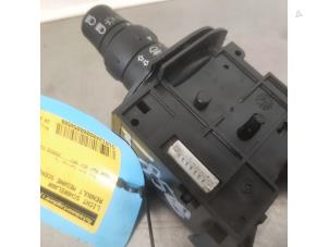 Usados Interruptor de luz Renault Scénic II (JM) 1.6 16V Precio € 36,30 IVA incluido ofrecido por Autodemontagebedrijf R. Poeste B.V.