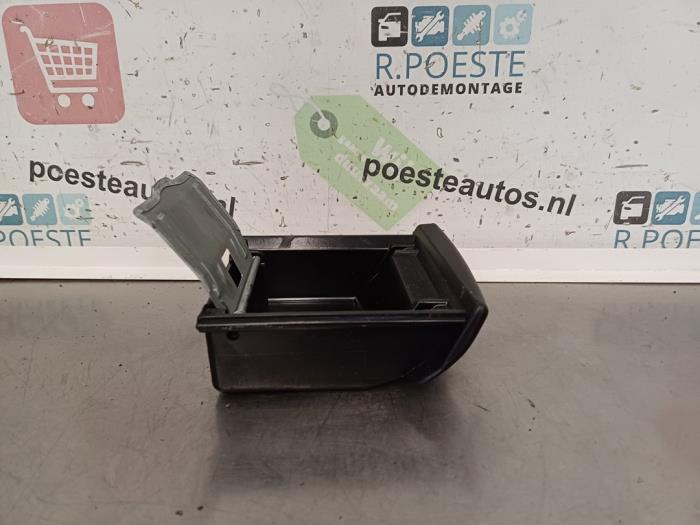 Begagnade Askkopp, fram Mitsubishi Carisma 1.6i 16V Pris € 12,00 Marginaltabell erbjuds av Autodemontagebedrijf R. Poeste B.V.