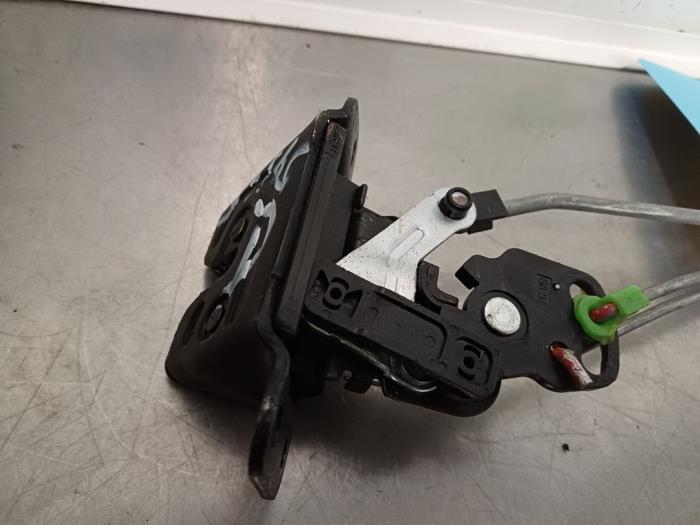 Tailgate lock mechanism from a Kia Picanto (BA) 1.1 12V 2009