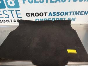Usagé Plaque sol coffre Opel Astra H GTC (L08) 1.6 16V Twinport Prix € 35,00 Règlement à la marge proposé par Autodemontagebedrijf R. Poeste B.V.