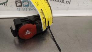 Usados Interruptor de luz de pánico Renault Modus/Grand Modus (JP) 1.6 16V Precio € 20,00 Norma de margen ofrecido por Autodemontagebedrijf R. Poeste B.V.