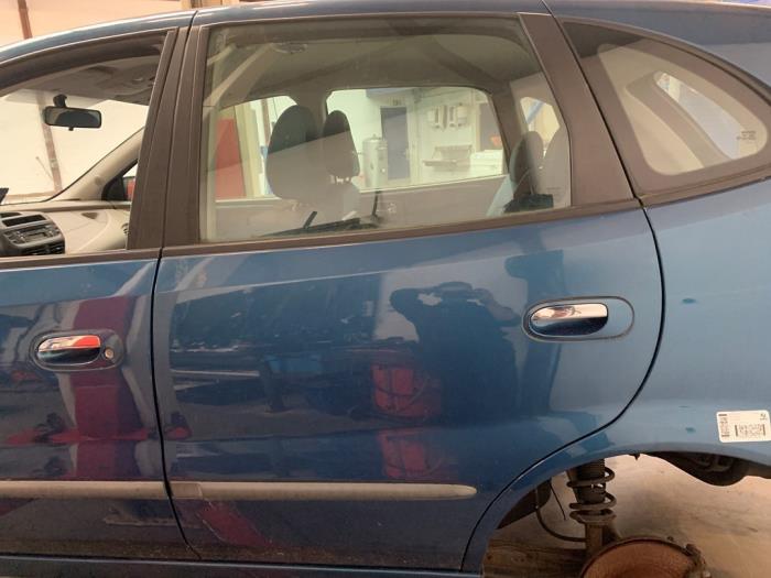 Porte arrière gauche d'un Nissan Almera Tino (V10M) 2.2 Di 16V 2002