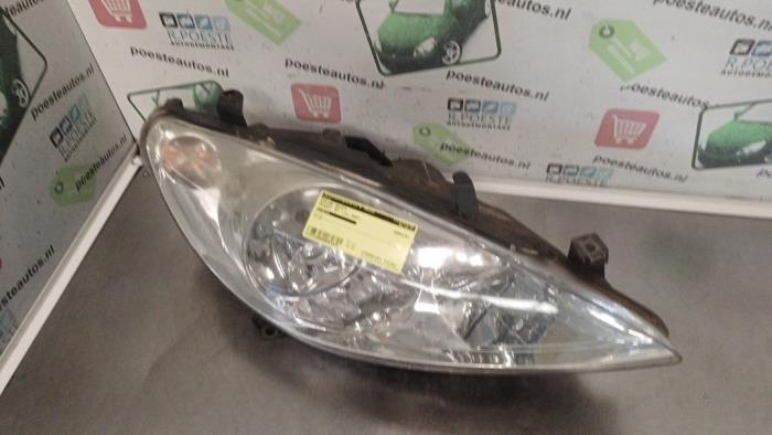 Headlight, right from a Peugeot 307 (3A/C/D) 1.6 16V 2003