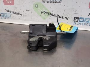 Używane Mechanizm zamka tylnej klapy Opel Corsa D 1.4 16V Twinport Cena € 20,00 Procedura marży oferowane przez Autodemontagebedrijf R. Poeste B.V.