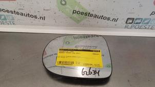 Używane Szyba lusterka lewego Renault Twingo II (CN) 1.2 16V Cena € 12,00 Procedura marży oferowane przez Autodemontagebedrijf R. Poeste B.V.