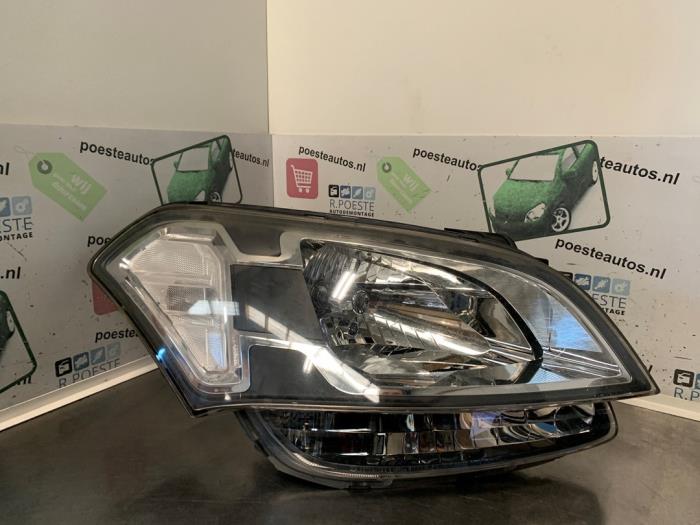 Używane Reflektor prawy Kia Soul I (AM) 1.6 CVVT 16V Cena € 150,00 Procedura marży oferowane przez Autodemontagebedrijf R. Poeste B.V.