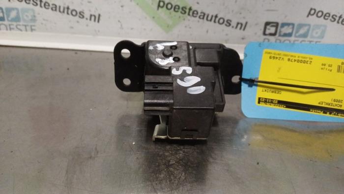 Tailgate lock mechanism from a Kia Soul I (AM) 1.6 CVVT 16V 2009