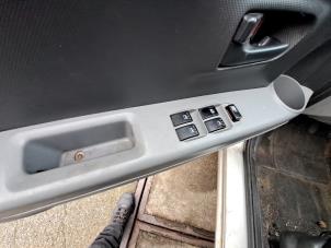 Usados Interruptor de ventanilla eléctrica Daihatsu Sirion 2 (M3) 1.0 12V DVVT Precio € 50,00 Norma de margen ofrecido por Autodemontagebedrijf R. Poeste B.V.