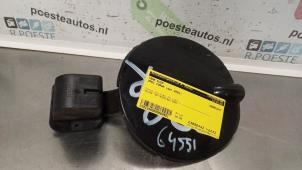 Używane Pokrywa wlewu paliwa Opel Corsa C (F08/68) 1.0 12V Cena € 20,00 Procedura marży oferowane przez Autodemontagebedrijf R. Poeste B.V.