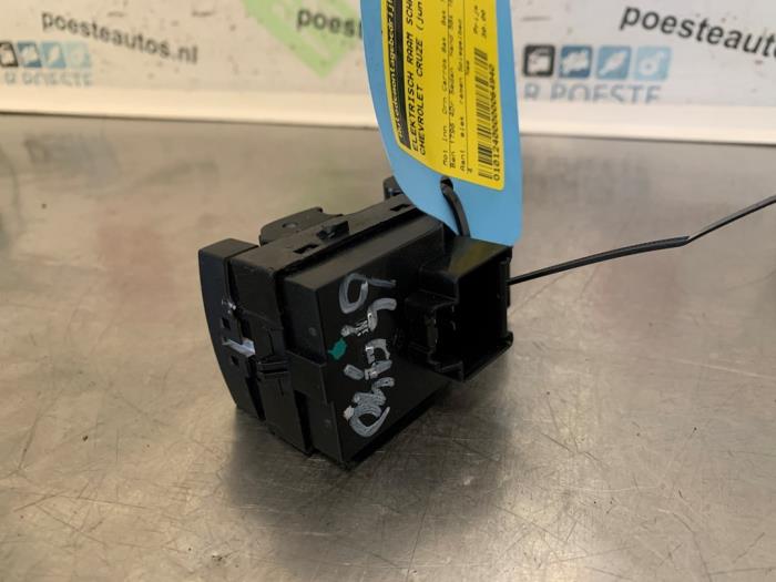 Electric window switch from a Chevrolet Cruze (300) 1.8 16V VVT 2009