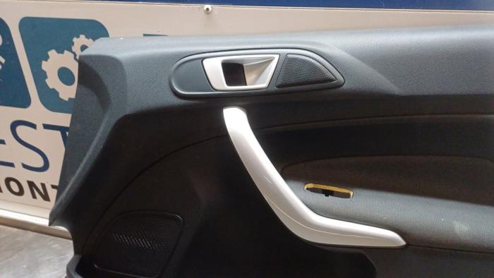 Tapicerka drzwi prawych wersja 2-drzwiowa z Ford Fiesta 6 (JA8) 1.6 16V Sport 2012