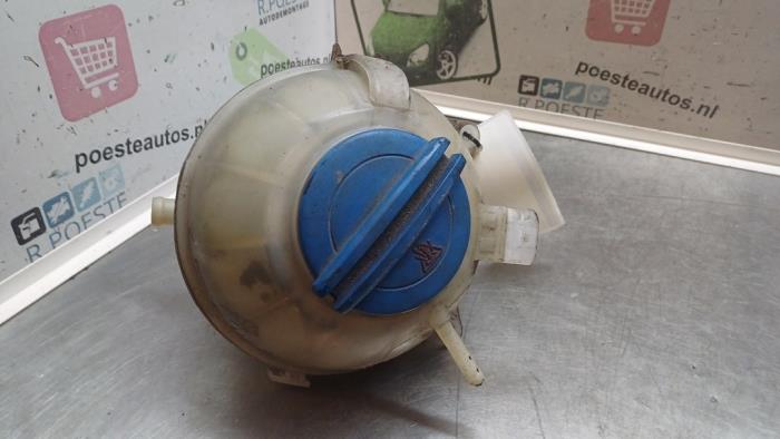 Expansion vessel from a Volkswagen Polo IV (9N1/2/3) 1.4 16V 2007