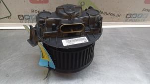 Usados Motor de ventilador de calefactor Renault Twingo II (CN) 1.2 Precio € 32,00 Norma de margen ofrecido por Autodemontagebedrijf R. Poeste B.V.