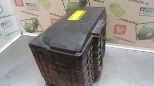 Used Battery box Renault Twingo II (CN) 1.2 Price € 30,00 Margin scheme offered by Autodemontagebedrijf R. Poeste B.V.