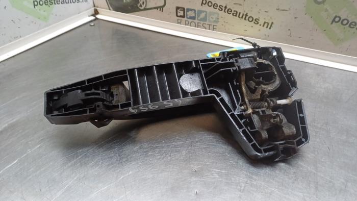 Rear door handle 4-door, right from a Mercedes-Benz Vito (447.6) 1.6 111 CDI 16V 2015