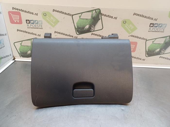 Gebrauchte Handschuhfach Daihatsu Cuore (L251/271/276) 1.0 12V DVVT Preis € 20,00 Margenregelung angeboten von Autodemontagebedrijf R. Poeste B.V.