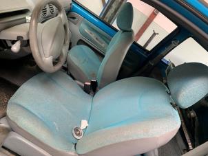 Used Seat, left Renault Twingo (C06) 1.2 16V Price € 50,00 Margin scheme offered by Autodemontagebedrijf R. Poeste B.V.