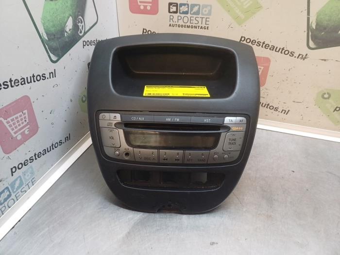Radio CD player from a Toyota Aygo (B10) 1.0 12V VVT-i 2006