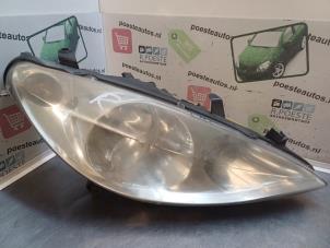 Used Headlight, right Peugeot 307 (3A/C/D) 1.4 Price € 20,00 Margin scheme offered by Autodemontagebedrijf R. Poeste B.V.