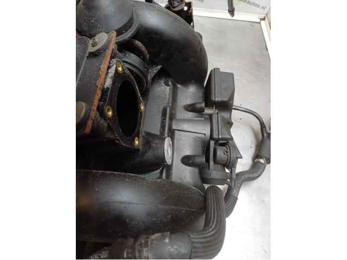 Intake manifold from a BMW 3 serie (E46/2) 320 Ci 24V 1999