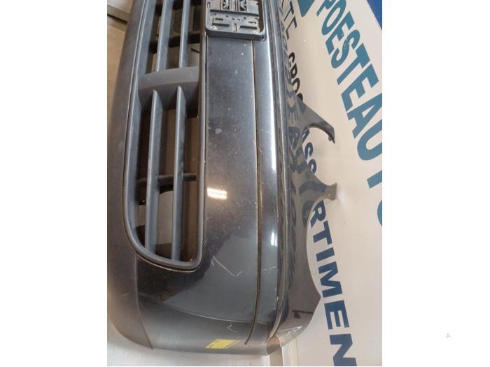 Front bumper from a Volkswagen Polo IV (9N1/2/3) 1.4 16V 75 2004
