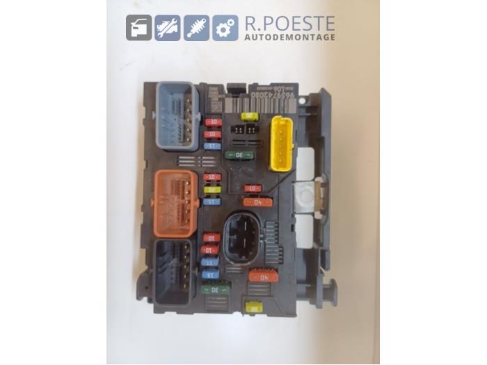 Fuse box from a Peugeot 307 CC (3B) 2.0 HDIF 16V 2006