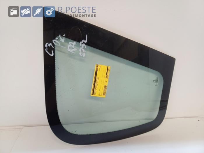 Usados Ventanilla triangular derecha detrás Citroen C3 Picasso (SH) 1.6 16V VTI 120 Precio € 75,00 Norma de margen ofrecido por Autodemontagebedrijf R. Poeste B.V.