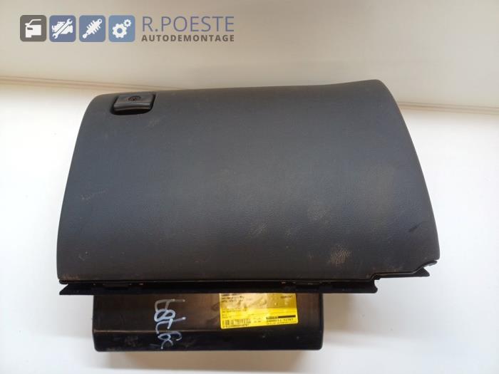 Begagnade Handskfack Opel Omega B Caravan (21/22/23) 2.2 16V Pris € 25,00 Marginaltabell erbjuds av Autodemontagebedrijf R. Poeste B.V.