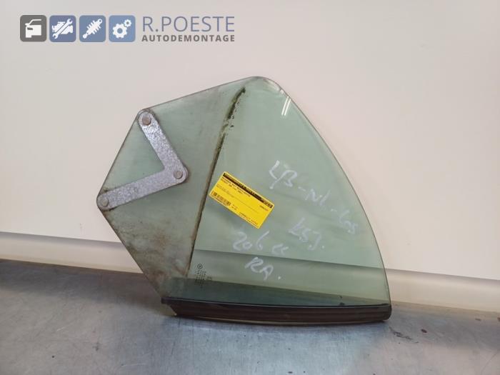 Usados Ventanilla triangular derecha detrás Peugeot 206 CC (2D) 1.6 16V Precio € 50,00 Norma de margen ofrecido por Autodemontagebedrijf R. Poeste B.V.