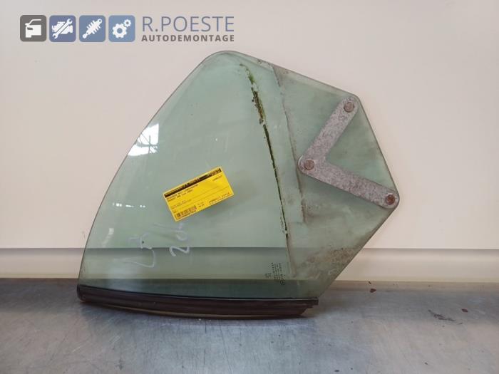 Usados Ventanilla triangular izquierda detrás Peugeot 206 CC (2D) 1.6 16V Precio € 50,00 Norma de margen ofrecido por Autodemontagebedrijf R. Poeste B.V.
