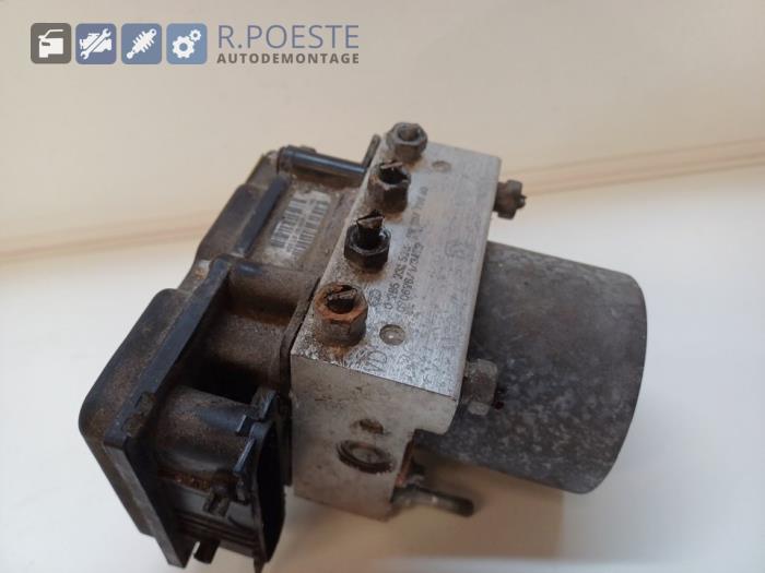 Używane Pompa ABS Peugeot 1007 (KM) 1.6 GTI,Gentry 16V Cena € 40,00 Procedura marży oferowane przez Autodemontagebedrijf R. Poeste B.V.