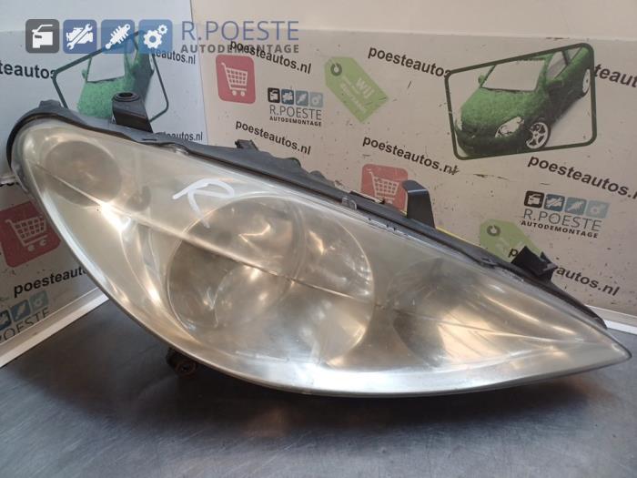 Używane Reflektor prawy Peugeot 307 (3A/C/D) 1.4 Cena € 20,00 Procedura marży oferowane przez Autodemontagebedrijf R. Poeste B.V.