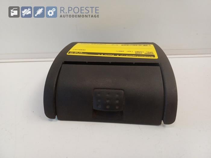 Begagnade Askkopp, fram Opel Combo (Corsa C) 1.3 CDTI 16V Pris € 20,00 Marginaltabell erbjuds av Autodemontagebedrijf R. Poeste B.V.
