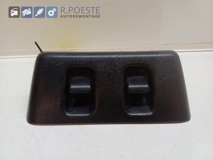 Usados Interruptor de ventanilla eléctrica Rover 25 1.8 16V Steptronic Precio € 20,00 Norma de margen ofrecido por Autodemontagebedrijf R. Poeste B.V.