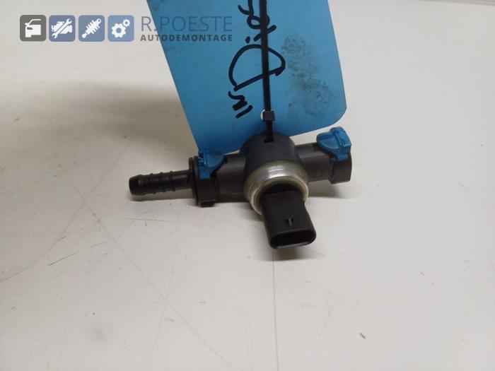 Begagnade Bränsletrycksregulator Volvo V40 (MV) 2.0 D2 16V Pris € 30,00 Marginaltabell erbjuds av Autodemontagebedrijf R. Poeste B.V.