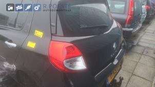 Używane Spojler szyby tylnej Renault Clio III (BR/CR) 1.5 dCi FAP Cena € 125,00 Procedura marży oferowane przez Autodemontagebedrijf R. Poeste B.V.