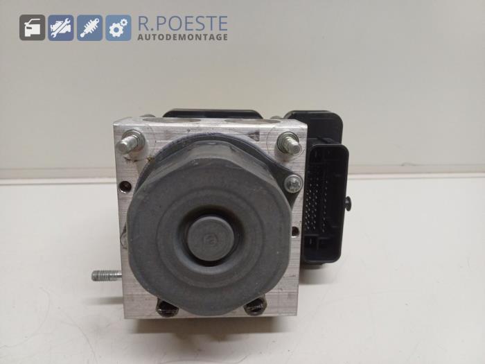 Usagé Bloc ABS Renault Clio IV Estate/Grandtour (7R) 0.9 Energy TCE 90 12V Prix € 50,00 Règlement à la marge proposé par Autodemontagebedrijf R. Poeste B.V.