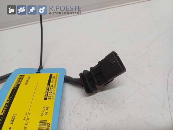 Lambda probe from a Peugeot 208 II (UB/UH/UP) 1.2 Vti 12V PureTech 75 2022