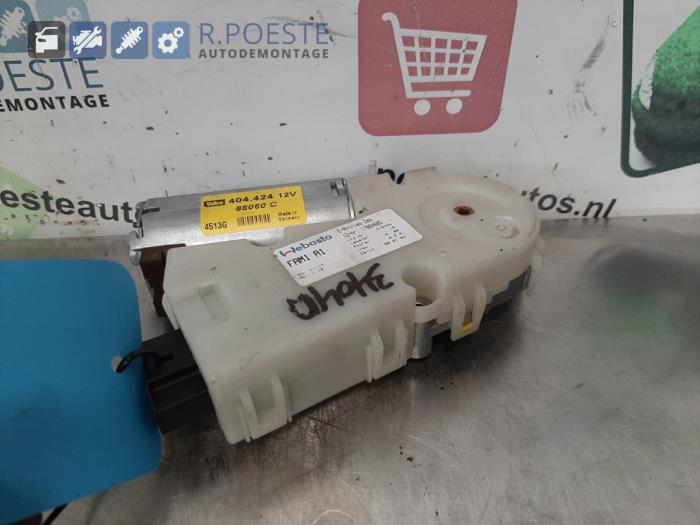 Używane Silnik szyberdachu Peugeot 307 SW (3H) 1.6 16V Cena € 20,00 Procedura marży oferowane przez Autodemontagebedrijf R. Poeste B.V.