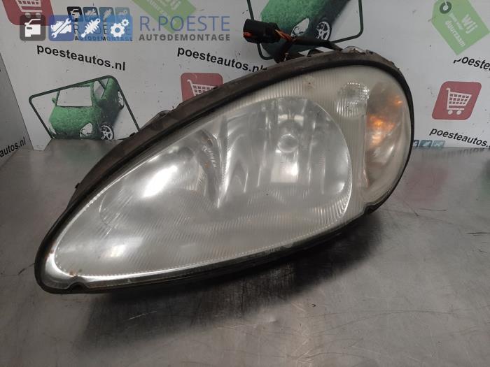 Używane Reflektor lewy Chrysler PT Cruiser 1.6 16V Cena € 20,00 Procedura marży oferowane przez Autodemontagebedrijf R. Poeste B.V.
