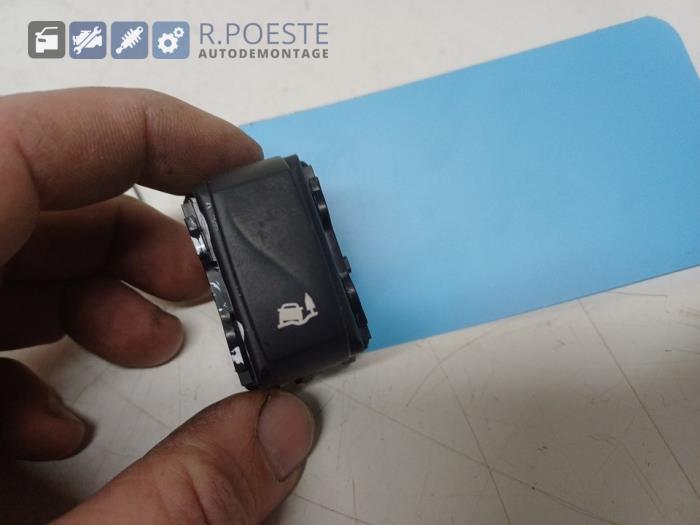 Używane Przelacznik (rózne) Renault Master III (EV/HV/UV/VA/VB/VD/VF/VG/VJ) 2.3 dCi 135 16V RWD Cena na żądanie oferowane przez Autodemontagebedrijf R. Poeste B.V.