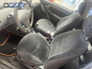 Usados Asiento izquierda Toyota Yaris (P1) 1.3 16V VVT-i Precio € 60,00 Norma de margen ofrecido por Autodemontagebedrijf R. Poeste B.V.