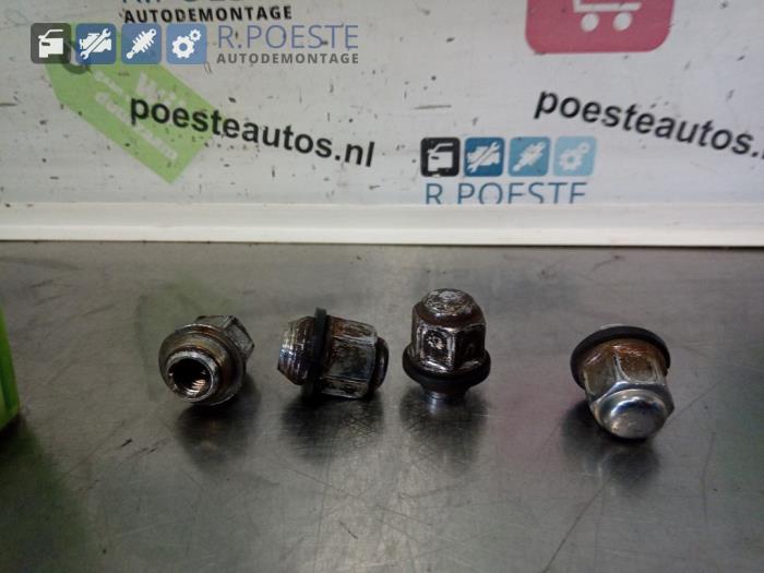 Używane Nakretka sruby kola Kia Picanto (BA) 1.0 12V Cena € 15,00 Procedura marży oferowane przez Autodemontagebedrijf R. Poeste B.V.