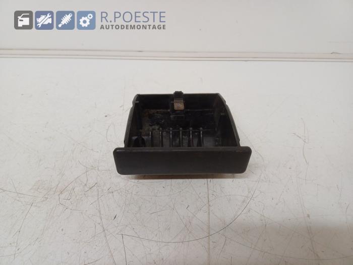 Begagnade Askkopp, fram Volkswagen Transporter/Caravelle T4 2.4 D,Caravelle Pris € 10,00 Marginaltabell erbjuds av Autodemontagebedrijf R. Poeste B.V.